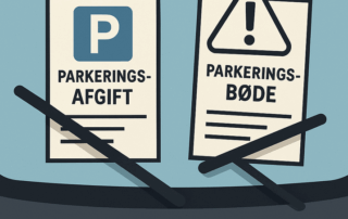Bilens forrude med to sedler fastklemt under viskerne: til venstre en med blåt P-ikon og teksten “PARKERINGS-AFGIFT”, til højre en med advarselstrekant og teksten “PARKERINGS-BØDE”.