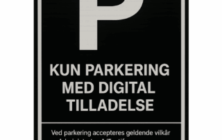 Sort parkeringsskilt med hvid kant og stort hvidt “P”-symbol øverst, teksten “Kun parkering med digital tilladelse” midt på, og nederst mindre hvid skrift om gældende vilkår og administratorens telefonnummer på en metalstolpe.