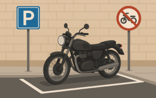 En illustration af en sort motorcykel parkeret i en afmærket P-plads foran en beige mur. Til venstre står et blåt skilt med hvidt P-symbol, til højre et rundt forbudsskilt med rød kant og skråstreg over en motorcykelsilhuet.