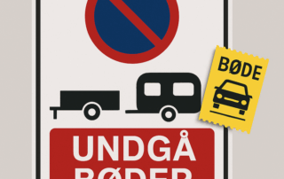 Vejskilt med parkeringsforbudssymbol, silhuetter af anhænger og campingvogn, rød bjælke med teksten “UNDGÅ BØDER” og et gult mærkat med ordet “BØDE” samt et bilikon.