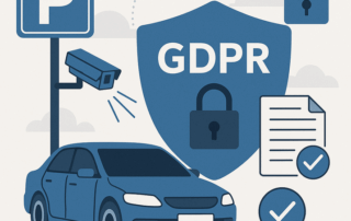 Illustration af en parkeret blå bil under et P-skilt med kameraovervågning, et stort skjold med teksten “GDPR” og en hængelås samt et dokument med flueben, der symboliserer databeskyttelse.