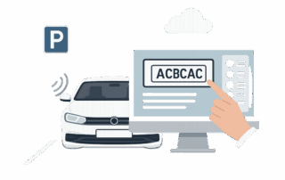 Illustration af automatisk nummerpladegenkendelse ved parkering: en hvid bil parkeret ved et P-skilt, et overvågningskamera sender signaler, og en hånd peger på en computerskærm med den genkendte nummerplade "ACBCAC" under et skyikon.