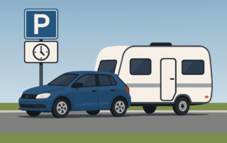En illustration af en blå bil, der trækker en hvid campingvogn, parkeret ved et parkeringsskilt med tidsangivelse, foran en grøn græsplæne og en klar blå himmel.