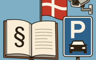 Illustration af et åbent lovbog med paragraftegn, et Dannebrog-flag, et blåt parkeringsskilt med bilsymbol og et overvågningskamera på lyseblå baggrund.