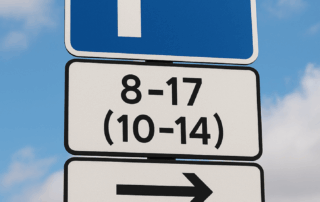 Skilt med hvidt P på blåt baggrund, under det en hvid tavle med teksten “8–17 (10–14)”, pil mod højre og nederst et symbol for elbil, der lades.