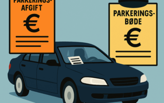 En illustration af en mørkeblå bil med en parkeringsbillet på forruden, flankeret af to farverige skilte med euro-symboler og teksten ”Parkeringsafgift” og ”Parkeringsbøde”, hvor det sidste skilt er pyntet med en politihat.